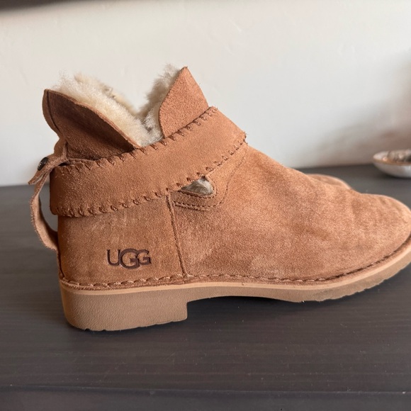 UGG Tan Suede Boots -McKay in chesnut - Picture 3 of 4